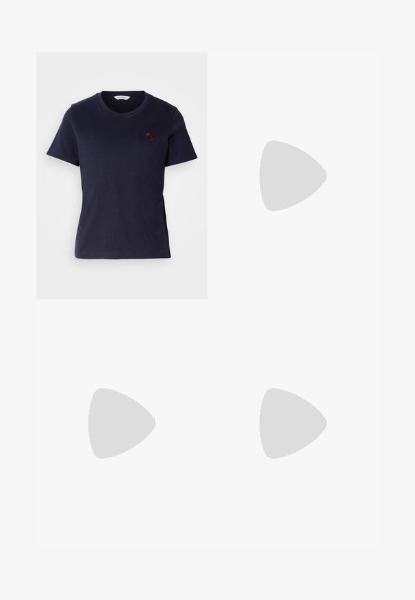 Sötétkék pamut póló, V nyakkivágással, rövid ujjakkal, kis burgundi színű hímzett logóval a mellrészen. Puha tapintású.; Moves PYNNA - Rövidnadrágok - tangerine; Beige velúr sportcipő világosbarna részletekkel. Három barna csíkkal, texturált gumitalppal és lekerekített orrkivágással rendelkezik.; Fehér bőr válltáska hajtott elülső fedéllel, ívelt formával és állítható pánttal. Az elején diszkrét logó található.