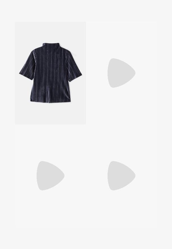 Top corto a maniche corte in velluto scuro con strisce verticali, colletto alto e texture morbida. Presenta una vestibilità rilassata e una finitura liscia.; Gonna midi in denim blu scuro, con tasche frontali, una cucitura centrale e una classica chiusura a bottoni. Abbinata a sneaker bianche e grigie.; Sneakers New Balance con tomaia in rete e suede blu navy, dettagli grigi, logo bianco, suola imbottita e dettagli testurizzati.; Borsa a forma di cuore in metallo argento con doppi manici, tracolla a catena e texture liscia. Presenta finiture in metallo e bordi cuciti.