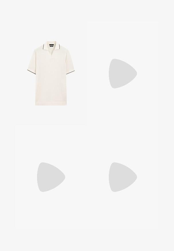 Polo in colore crema con scollo a V e bordo scuro a contrasto su colletto e maniche. Tessuto morbido, maniche corte.; Pantaloni bianchi leggeri con una vestibilità rilassata. Caratterizzati da una vita elastica, fronte piatto e tasche laterali. Texture liscia, gambe dritte.; Sandali Birkenstock verdi con due cinghie a taglio, un plantare in sughero e una finitura esterna testurizzata. La suola è piatta con un design antiscivolo.; Occhiali da sole tartarugati con montatura rettangolare, lenti marroni sfumate e astine nere eleganti con accenti logotipo sottili.