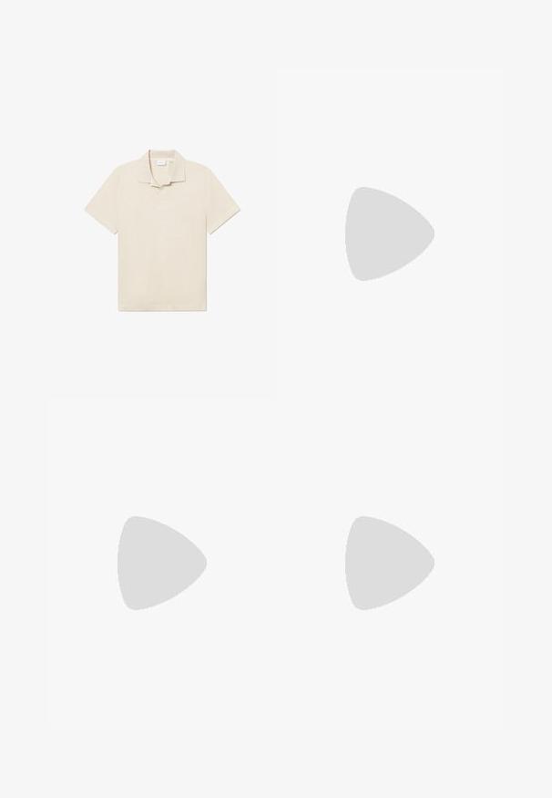 Beige Poloshirt mit kurzen Ärmeln aus strukturiertem Stoff. Verfügt über einen klassischen umklappbaren Kragen und ein dezentes gesticktes Logo auf der Brust.; Schwarze Hose mit geradem Schnitt, aus glattem Stoff gefertigt. Verfügt über einen Knopfverschluss und Gürtelschlaufen. Keine sichtbaren Muster oder Akzente.; Braune Lederloafer mit einem taupefarbenen Canvas-Akzent, genähten Details und einer strukturierten Gummisohle, die für Komfort und Langlebigkeit ausgelegt ist.; Schwarze Sonnenbrille mit rechteckiger Form, dunklen Gläsern, silbernen Akzenten an den Bügeln und mattierter Oberfläche des Rahmens.