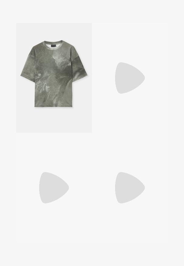 Kortærmet, grågrøn t-shirt med et abstrakt ørnerelateret grafisk motiv og rund hals, præsenteret på en hvid baggrund.; Sorte sportbukser med et struktureret stof, elastisk talje og knapper ved anklerne for justerbar pasform. Flad front og lige ben.; Sort læder sneaker med ruskindsdetaljer, rund tå, hvid gummisål og syet udsmykning. Logo trykt på siden. Klassisk snørebåndsdesign.; Sort læder crossbody taske med en lynlåslomme, logodetalje og en justerbar rem med brandnavn. Båret over en tekstureret marineblå sweater.