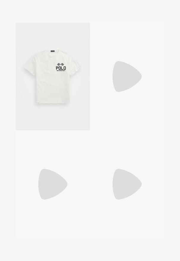 Biela bavlnená tričko s okrúhlym výstrihom, na ľavej hrudi s čiernym logom "Polo Motorsport" a prekrývajúcimi sa šachovnicovými vlajkami.; Námořnické modré šortky vyrobené z lehkého materiálu, s elastickým pasem a šňůrkou na stažení, a dvěma bočními kapsami, rovný střih.; Hnedé a modré kárované nohavice s širokými nohavicami skombinované s bielymi topánkami s čiernymi akcentmi a textúrovanými podrážkami, umiestnené na zelenom pozadí.; Béžová kabelka s čiernymi lakovanými akcentmi, zaoblený tvar, dvojité uchá a embosované čierne logo na prednej strane.