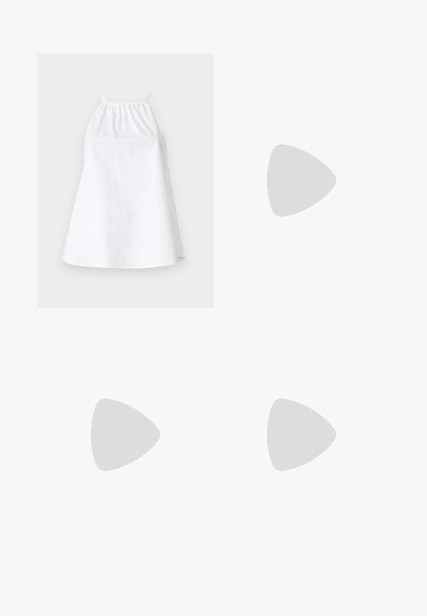 Hvit halterneck-top laget av lett stoff, med elastisk halsringning og stropper. Enkel, løstsittende design uten mønstre eller pyntegjenstander.; Svart skjørt med plisserte kanter, som har et stilrent design, glatt tekstur og en asymmetrisk kutt langs den nedre kanten.; Sorte slingback pumps med spiss tå, glanset skinnfinish og en liten hæl med gullakcent. Elegant design med åpen bak.; Svart lærveske med quiltet design, sølvkjedehank og et fremtredende sølv "AX"-logo foran. Kompakt rektangulær form.
