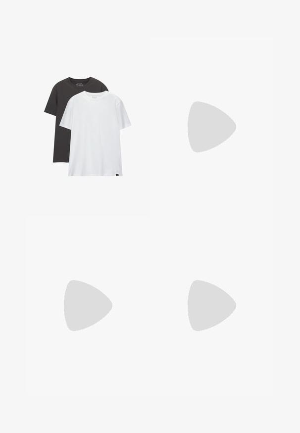 Két normál fazonú póló: az egyik fekete, a másik fehér, puha pamutból készült. Mindkettő kerek nyakú és rövid ujjú, minta nélkül.; Bő szárú kék farmernadrág, elhalványult mosással, öt zsebbel és gombos záródással. Simogató tapintású, finom kifakulás a térdeknél.; Ezüst sportcipő hálós anyaggal, fekete kiegészítőkkel, perforált dizájnnal és párnázott fehér talppal. Kiemelkedő 'N' logóval rendelkezik.; Ezüst rozsdamentes acél kvarcóra fekete, téglalap alakú számlappal, analóg mutatókkal, digitális kijelzővel és vízállósági jelöléssel.