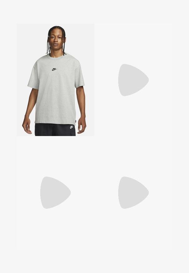 Jaunietis ar pītām matēm, kas valkā gaiši pelēku Nike T-kreklu un melnas Nike šortus uz vienkārša balta fona.; Gai zila denima bikses ar taisnām kājām, izbalināta izskata, tradicionāla piecu kabatu stila un metāla pogas jostas aizdari.; Baltas ādas sporta apavi ar perforācijām, apaļu purngali, plakanu zoli un biezām šņorēm, ar redzamu swoosh logo un vārdu "AIR" uz papēža.; Tortoiseshell saulesbrilles ar zaļu stiklu, ar astoņstūru formu un plānām, izliekamām kājām. Materiāls ar spīdīgu apdari.