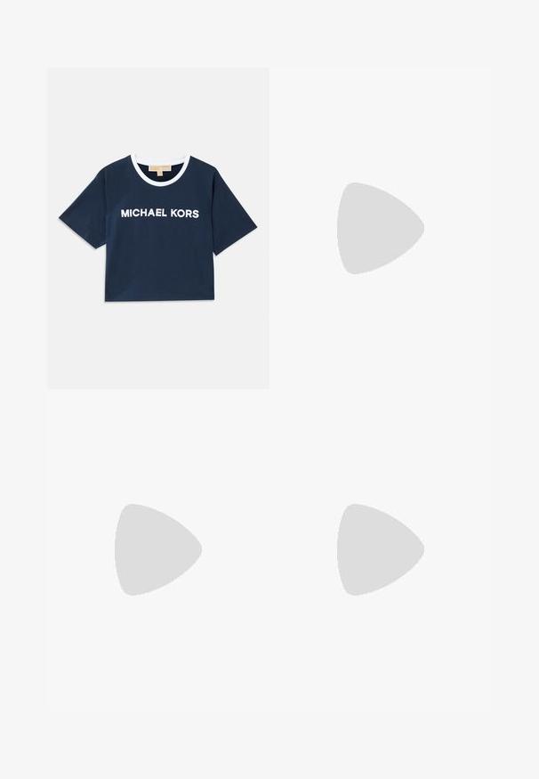 Tamsiai mėlynos spalvos trumpa medvilninė marškinėlių palaidinė su balta kanalėle ir siuvinėtu "MICHAEL KORS" logotipu priekyje. TrumpomisRankovėmis.; Juodos plačios kelnės iš minkštos medžiagos, su rožiniu kaspinu, surištu ties juosmeniu, ir „Versace Jeans Couture“ logotipu priekyje.; Juodos odinės bateliai su masyviu, grioveliuotu padu, su apvaliu sidabro detalės akcentu ir minimaliais siuvimo elementais.; Juodas odinis per petį nešiojamas krepšys su dviem priekiniais kišenėmis, auksiniais sagtimis, užtrauktuko uždarymu ir siauromis petnešomis. Textūruota paviršius ir kompaktiškas stačiakampis formatas.