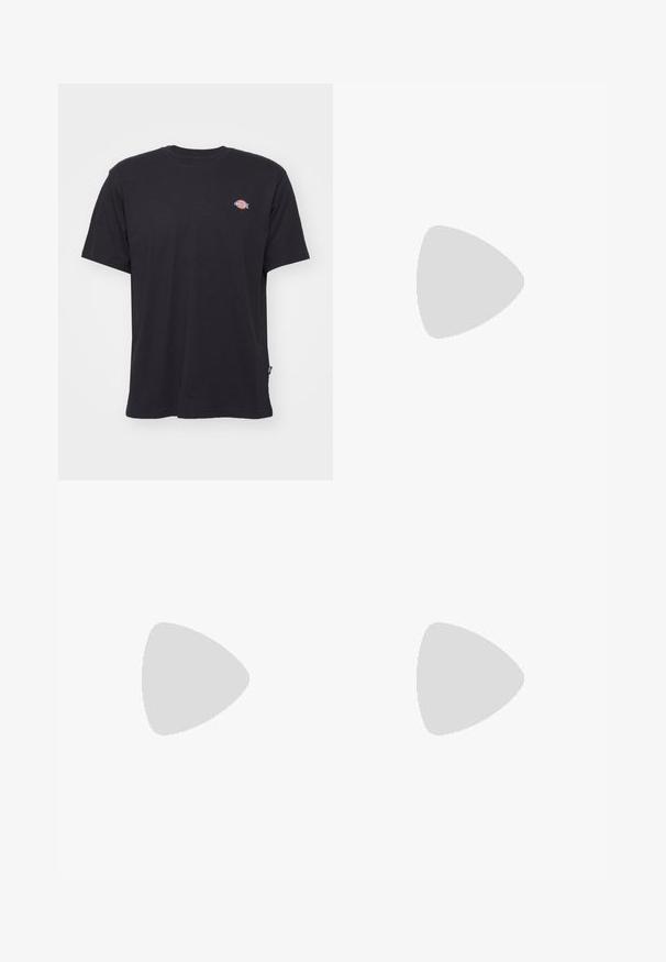 Črn bombažni T-shirt s kratkimi rokavi, okroglo ovratnikom in majhnim barvitim logotipom na levem prsnem delu. Ima ravno rob.; Črna srajca s dugimi rukavi od istrošenog denima, s oštrim ovratnikom, prednjim džepom na prsima i vidljivim šavovima.; Črne cargo hlače širokih nogavic, z dvema stranskima žepoma, kontrastnim šivi in standardnim pasom. Mehka bombažna tkanina.; Olive zeleno semiš nogavice s krem črtami, zavezovanjem in tan gumijastim podplatom. Na zunanji strani so napisane blagovne znamke.