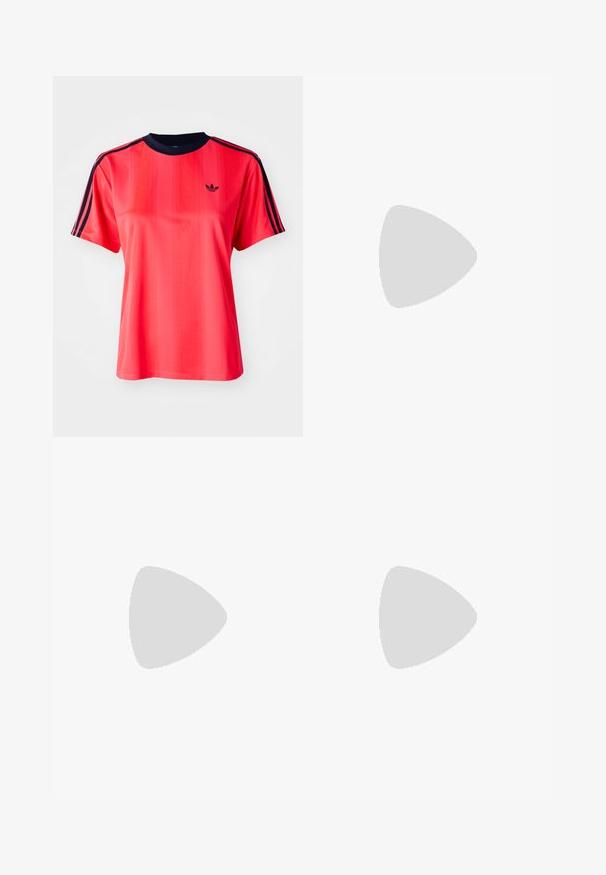 Camiseta deportiva roja de manga corta, con rayas verticales, cuello redondo color marino y un pequeño logo negro en la parte frontal.; Pantalones deportivos de color naranja brillante con un diseño de pierna ancha, que cuentan con franjas laterales negras y una cinturilla elástica. Incluyen un bolsillo con cremallera.; Bota de cowboy de ante marrón con puntera puntiaguda, intrincados bordados en blanco y tacón inclinado. Presenta un diseño decorativo en el tubo y en la etiqueta superior.; Gafas de sol tipo aviador con lentes azul degradado, montura de metal plateado y acentos decorativos de estrellas en los lentes. Diseño suave y elegante.