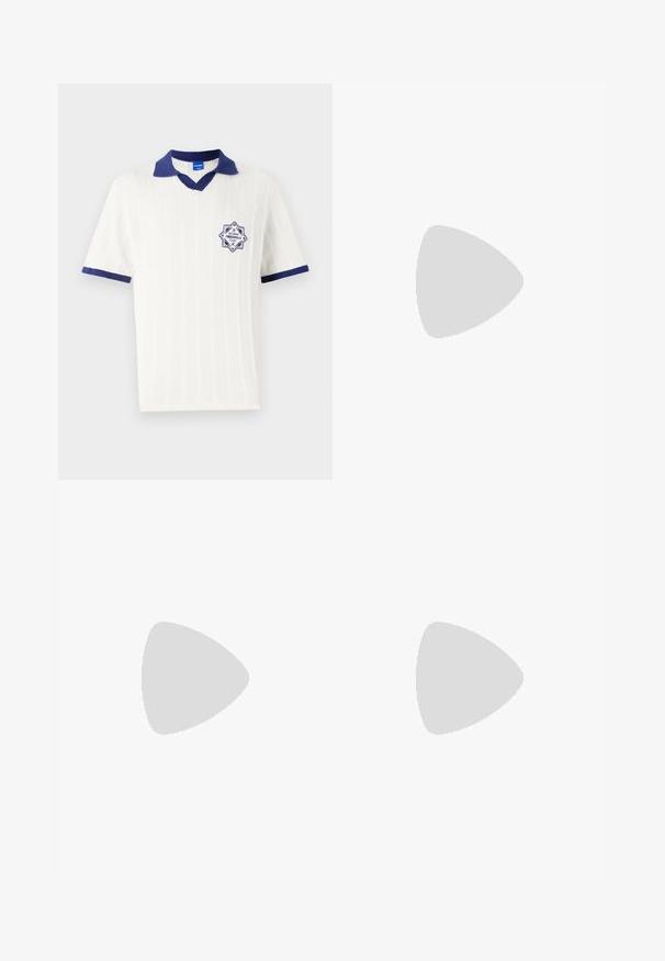 Polo shirt blanc à manches courtes avec col et finitions navy. Présente un motif texturé et un badge navy avec le détail "EST 1980".; Shorts en denim bleu clair avec une texture délavée, design à cinq poches et fermeture à bouton au niveau de la taille.; Baskets blanches avec des accents noirs et gris, présentant un embout texturé gris, une semelle en caoutchouc noir et des lacets plats blancs. Design épuré, style minimaliste.; Banane en tissu noir avec une forme arrondie, poche zippée à l'avant et texture lisse. Pas de motifs ou d'accents visibles. Design léger.