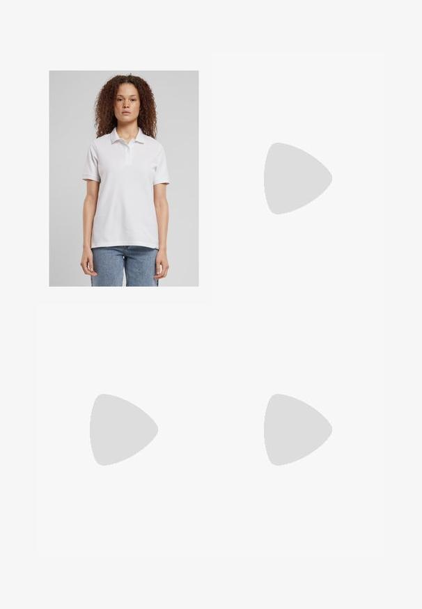 Polo shirt blanc avec col et trois boutons, fabriqué en tissu lisse. Manches courtes, coupe décontractée, associé à un jean bleu clair.; Jupe midi noire à volants avec une taille élastique, fabriquée en tissu doux, présentant une silhouette fluide et une texture lisse.; Tongs noires avec une semelle en caoutchouc texturée, deux fines lanières et un détail de logo embossé subtil sur la lanière.; Lunettes en écaille de tortue avec des verres ovales et une finition lisse et élégante. Présente des branches fines avec une courbure subtile au niveau des tempes. Verres transparents.