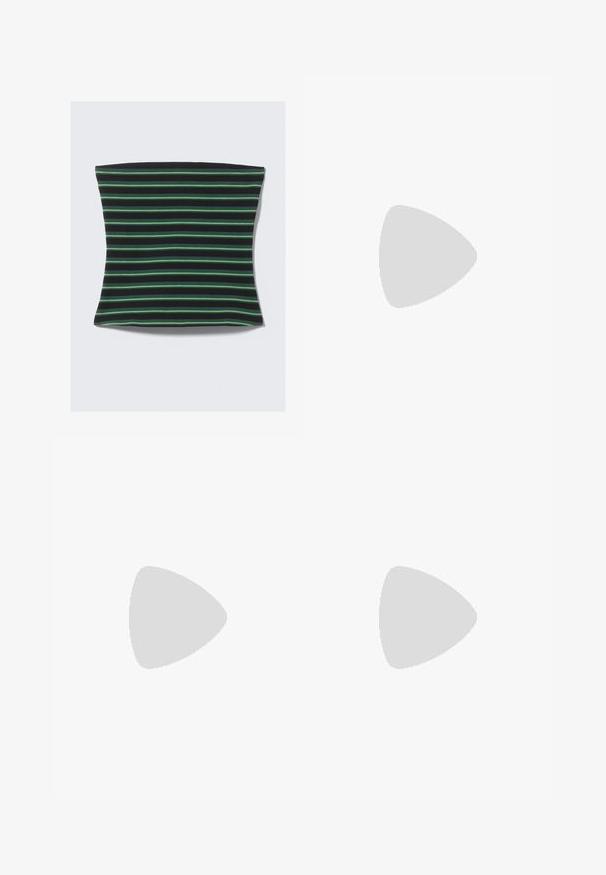 Svart och grönrandig tygartikel med mjuk textur. Randernas olika bredder skapar ett visuellt dynamiskt mönster.; Svart badshorts med horisontella gröna ränder. Har en figurnära design och elastisk midja. Tillverkad av ett elastiskt, mjukt material.; Svarta plattformsandaler med korsade remmar, silverdetaljer och vit söm. Utformade med en kraftig sula och öppen tå.; Blå denimväska med en vadderad, rundad form och ett böjt handtag. Texturen är mjuk, med synliga sömmar och en slät yta.