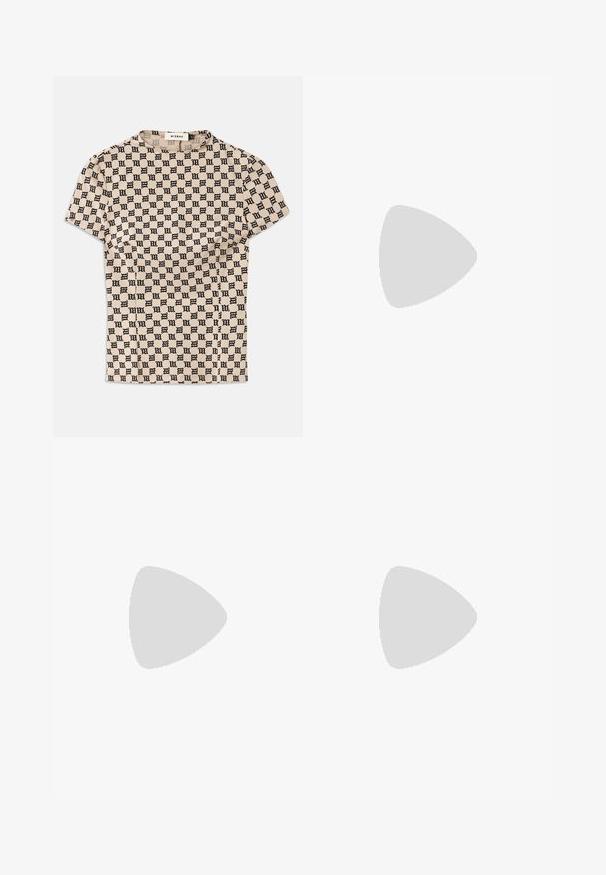 Beige Kurzarmhemd mit ganzflächigem schwarzem Gotik-Stil "M"-Muster und Rundhalsausschnitt, gekennzeichnet mit MISBHV.; Dunkelgraue und schwarze Camouflage-musterte gerade Jeans mit Knopf- und Reißverschluss sowie Fronttaschen.; Schwarzer, spitz zulaufender High Heel mit Krokodilleder-Struktur, elegantem Design, hohem Stiletto-Absatz und glattem schwarzen Innenraum.; Schwarze Handtasche mit Nietenverzierungen, einer Kettenriemen und einem glatten Ledergriff, in runder Form und mit einem Reißverschlussfach.