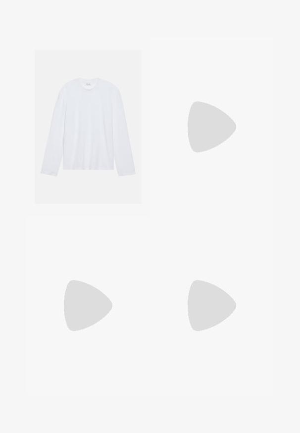 T-shirt bianco a maniche lunghe realizzato in cotone. Presenta un classico collo a giro e cuciture delle spalle abbassate, con una texture liscia e uniforme.; Gonna a tubino in maglia di colore grigio scuro, di lunghezza media, con una forma aderente, texture liscia e cintura elastica per comfort.; Stuart Weitzman Stivali alti - black; Occhiali da sole con montatura metallica dorata, lenti verdi, forma rotonda, aste sottili e dettagli in plastica bianca sulle punte delle aste.; Borsa a tracolla nera trapuntata con una catena d'oro, dotata di un distintivo fermo d'oro e di un'etichetta piccola, che mostra una superficie in pelle testurizzata.