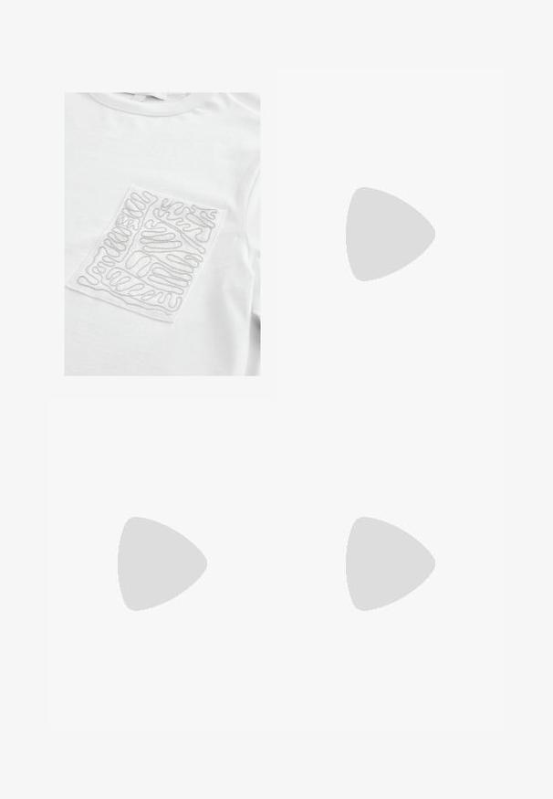 Balta T-kreksa ar faktūru taisnstūra ielāpu, kamēr sudraba diegs veido viļņainu rakstu, apaļš kakla izgriezums un īsas piedurknes.; Izplānotas zilo džinsu bikses ar vidēji mazgātu apdari, ar piecām kabatām, priekšējo pogu aizdari un izšuvumu gar šuvēm.; Zeltaini, metāla kurpes ar siksniņām, norakans purngalis un masīla papēdis. Gluda tekstūra, minimālisma dizains un šaura siksna.; Balta austs ādas soma ar zelta toņa rokturi, noņemamu plecu siksnu un noapaļotu pamatni. Mājas augšdaļa ar rāvējslēdzēja aizdari.