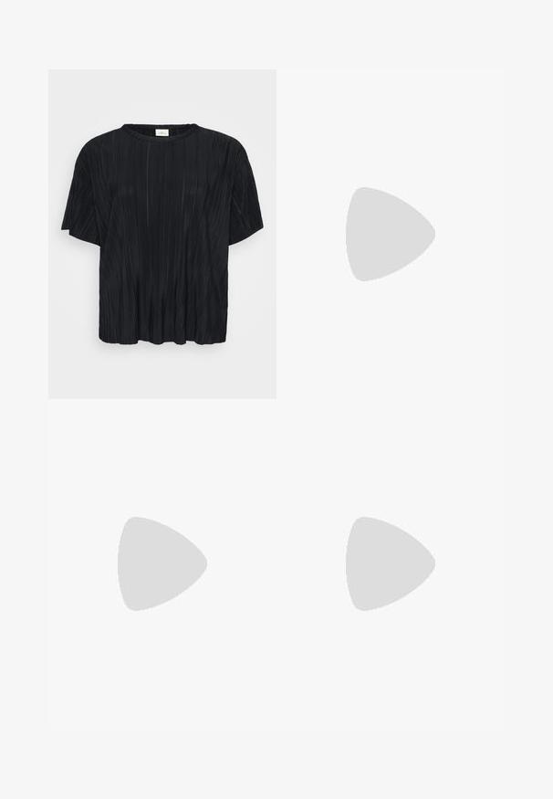Top preto de mangas curtas com uma textura plissada suave e um decote redondo, exibido contra um fundo branco.; Calções pretos em linho com um design aerodinâmico, apresentando um único botão de madeira na cintura e bainha dobrada. Textura suave com bolsos laterais.; Sapato plano preto com biqueira arredondada, apresentando um painel lateral em malha e uma tira com fivela. Biqueira e salto em couro liso.; Óculos de sol verde-azeitona com uma armação fina dourada e hastes com detalhes azuis. Lentes ovais e design minimalista.
