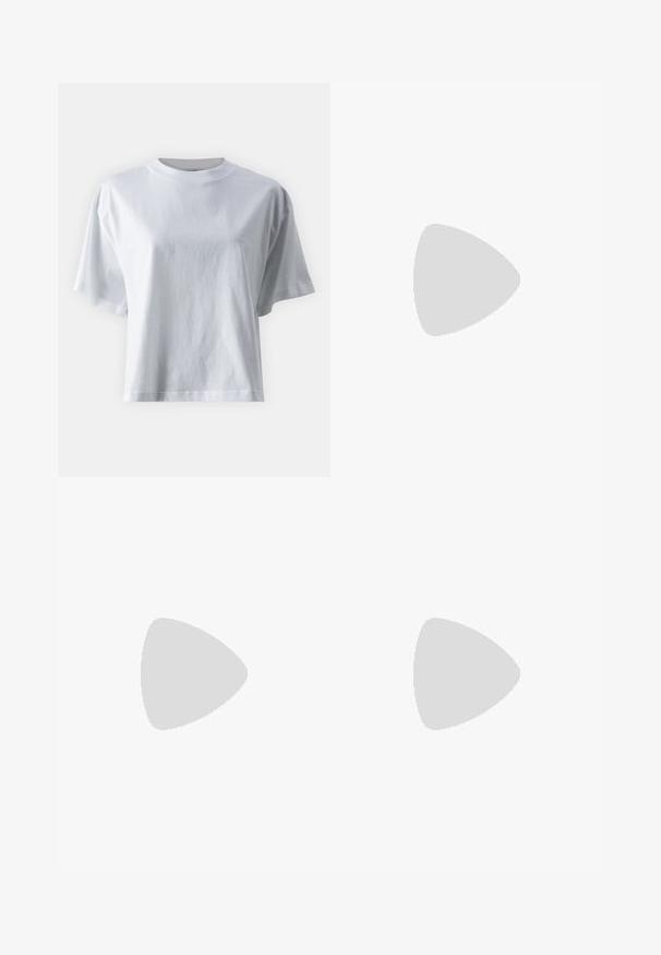 IVY OAK KYLA biały; Czarne dżinsy w szerokim kroju, wykonane z denimu, z wysokim stanem, pięcioma kieszeniami, zapięciem na guzik i czystym wykończeniem bez ozdób.; Czarne skórzane botki do kostek z ostrym noskiem i słupkowym obcasem, zestawione z błyszczącymi srebrnymi spodniami, podkreślające gładkie tekstury i kontrastujące kolory.; Czarna skórzana kopertówka o marszczonej teksturze, srebrna metalowa rama, zamek na zatrzask i łańcuszek. Gładka, miękka powierzchnia.