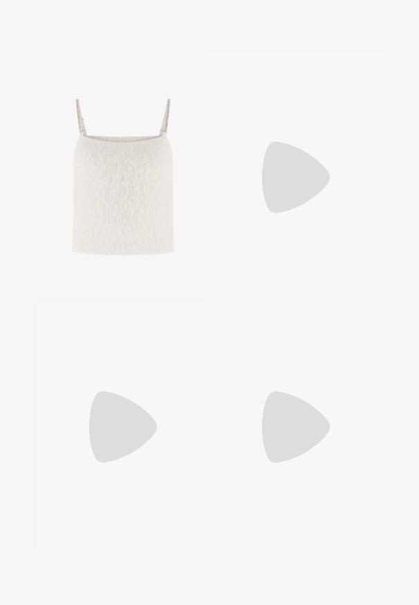 Top alb tricotat cu o textură moale, având bretele subțiri decorate cu accente metalice. Design drept, fără închideri vizibile.; Pantaloni negri croiți, cu picior drept, având o textură subtilă, o închidere la față cu nasture și un croi clasic.; Sandale din piele patent bej cu vârf pătrat, două curele frontale, o curea la gleznă cu cataramă și toc pătrat.; Geantă din suede bej, cu o formă triunghiulară rotunjită, o singură curea și un accent de metal auriu pe față.