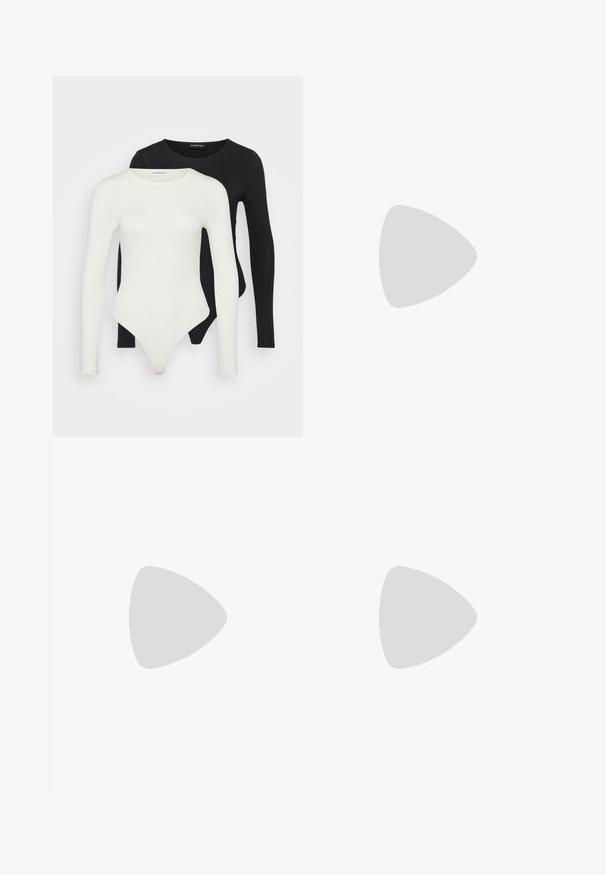 Duas bodies de mangas longas em branco e preto. Feitas de tecido liso, com decotes redondos e parte inferior tipo fio dental para um uso mais elegante.; Vero Moda Petite VMPEACH - Calças de ganga de corte skinny - medium blue denim; Bota de couro castanho escuro até à panturrilha, com bico arredondado, sola preta grossa, salto baixo e alça na parte de trás.; Bolsa metálica prateada com uma forma estruturada, apresentando uma alça superior e um detalhe de laço na frente. Textura suave, acabamento reflexivo.