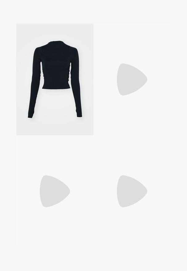 Sort, langærmet cropped top med høj krave. Fremstillet af glat, tætsiddende materiale uden synlige mønstre eller accenter.; Sorte flagrende leggings lavet af et strækbart, glat stof. Høj talje og slids ved bunden af benene tilføjer ekstra designdetaljer.; Sort Moon Boot med en polstret overdel, sikret med snørebånd og et karakteristisk hvidt bånd med logoet. Tykk, struktureret gummi sål.; Sorte strikkede handsker med ribbet manchet, designet med separate fingeråbninger for fuld bevægelighed. Blød tekstur og jævn syning.