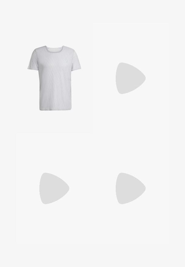 Witte T-shirt met korte mouwen, voorzien van een subtiele gestreepte textuur en een ronde hals. Heeft een klein logo op de linkerkant van de borst.; Zwarte sportshorts gemaakt van gladde, rekbare stof. Bevat een brede, gebrandmerkte tailleband en platte naden voor comfort en duurzaamheid.; Lichte atletiekschoenen met een crèmekleurige mesh bovenwerk, grijze strepen, een groene accent en een gestructureerde blauwe hielkap. Zwarte veters.; Zonnebril met een doorschijnend grijze frame, getinte lenzen en een hoekig ontwerp. Heeft een kenmerkend neusstuk en gestructureerde donkergrijze tempels.