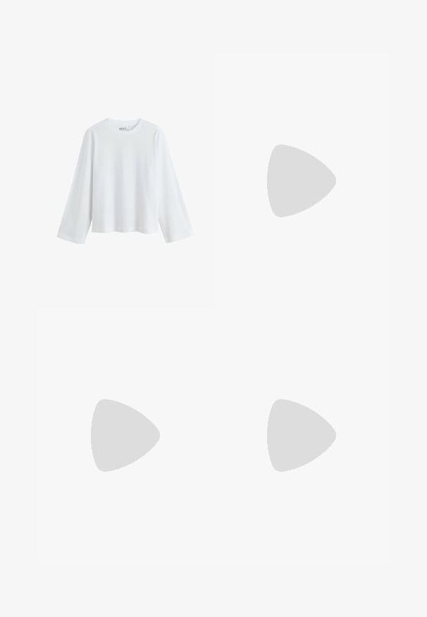 Weißes Langarm-T-Shirt aus weicher Baumwolle, mit rundem Ausschnitt und Raglanärmeln, lockerer Passform und ohne sichtbare Muster.; Beige, weit geschnittene Hose aus weichem Stoff mit elastischem Bund und Kordelzug. Mit dezentem Branding an der Seite und seitlichen Taschen.; Schwarze Lederstiefeletten mit einer spitzen Zehe, einem klobigen Absatz und Zickzack-Stitching-Details, kombiniert mit einem gerippten, braunen Strickkleid.; Taschen aus braunem Leder mit doppelten Griffen und einem abnehmbaren Schultergurt. Verfügt über einen goldfarbenen Verschluss und eine strukturierte Oberfläche.; Silberne Creolen mit einer glatten, polierten Oberfläche. Runder Form und sicherem Klickverschluss. Leichtes Design, geeignet für den täglichen Gebrauch.