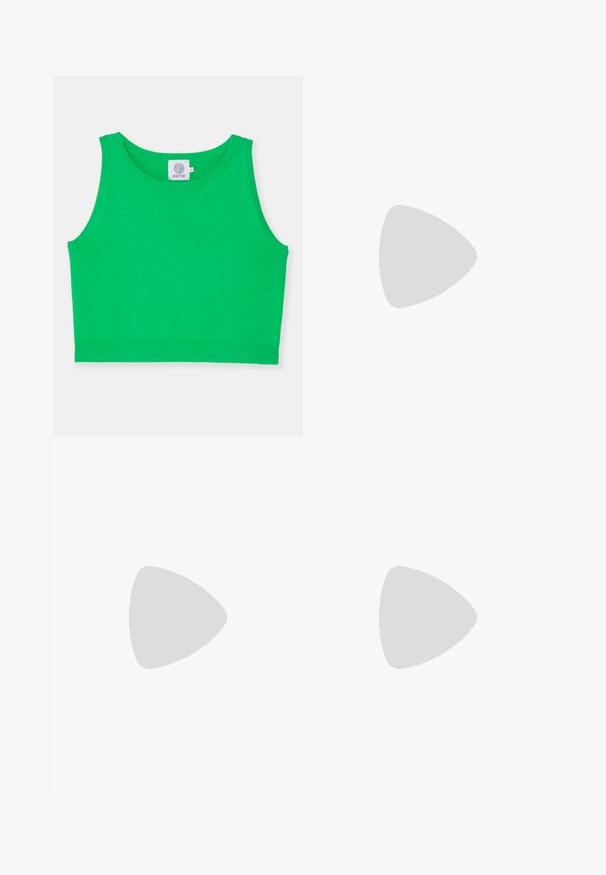 Roheline lühikeste varrukatega tank top pehmest kangast, ringjoonega kaeluse ja ribakujundusega. Ilma mustrite või aksessuaarideta. Silt nähtav kaeluse juures.; Mustad püksid sirge säärega, millel on kaks esitaskut nupuga kaunistatud, valmistatud siledast kangast.; Stuart Weitzman STUART - Klassikalised kontsakingad - black; Kulla- ja hõbedased ripatsid kõrvarõngad, millel on kõver, piklik kuju. Läikiv viimistlus koos sujuva tekstuuri ja minimalistliku kujundusega.