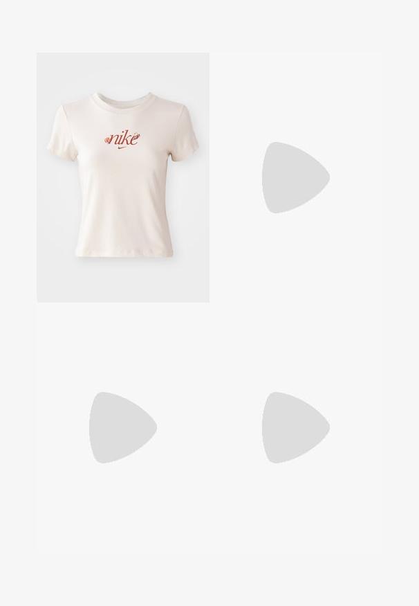 Beige kortærmet T-shirt lavet af bomuld, med et rødt "nike" logo med blomstermotiver og en rund halsudskæring.; Lyserøde bredbenede sweatpants lavet af blød bomuld, med en snor i taljen og et lille hvidt logo foran.; Bordeaux sneakers med en kombination af glatte og strukturerede materialer. Krémfarvet swoosh-logo, brune snørebånd og gummisål.; Kattøje solbriller med transparente pink stel, pink tonede linser og tynde, vinklede arme med små udskæringer.
