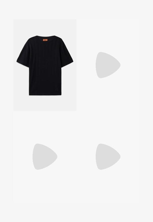 Camiseta negra de mangas cortas con textura de espiga, escote redondo y un corte relajado. Fabricada con un tejido ligero y transpirable.; Pantalones cortos deportivos de color gris claro con cintura elástica y un patrón de zigzag multicolor en los laterales. Tejido suave y diseño hasta la rodilla.; Zapatillas de ante negras con suelas de goma blanca, con cordones redondos, diseño de corte bajo y textura suave.; Gafas de sol sobredimensionadas en blanco y rosa con un marco curvado, que cuentan con lentes de color marrón. El modelo lleva una chaqueta de mezclilla rosa con cuello.