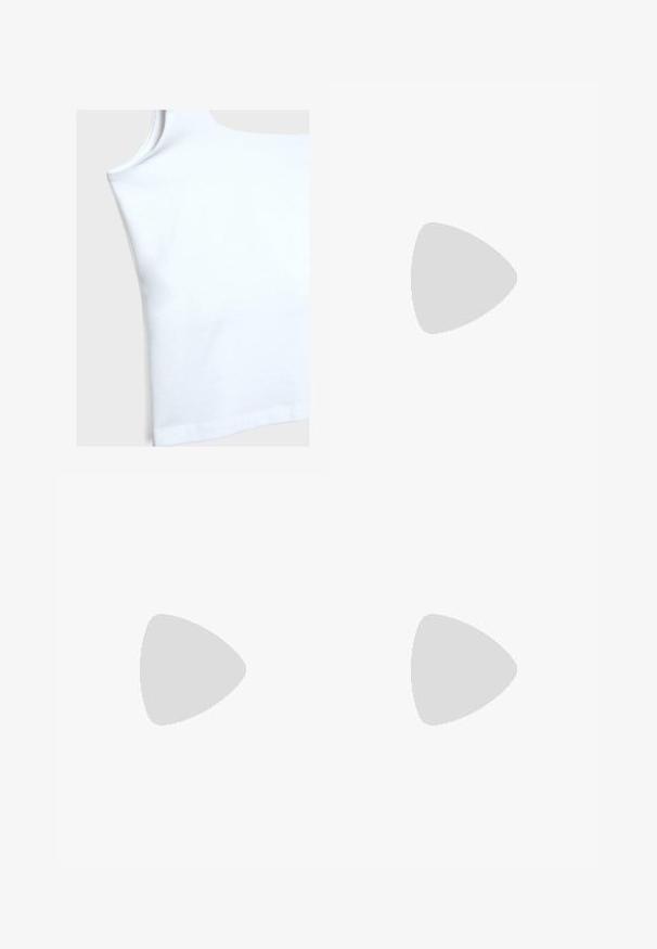 Vit bomullstopp med rundad halsringning, korta ärmhål och rak nederkant. Tyget verkar slätt och något elastiskt.; Bershka A-linjekjol - white; Friends Like These REGULAR FIT - TOE THONG FIT - Tåsandaler - gold; Bruna sköldpaddsformade solglasögon med rektangulär form, mörkbruna linser och guld "vogue"-logotyp på stängerna.; Metallisk gyllene axelväska med en böjd form, slät yta, en platt rem och en dekorativ spänndetalj på framsidan.; Guldtonad armband med en slät utsida och texturerad insida. Har en bred, rundad design med en öppen utskärning på ena sidan.
