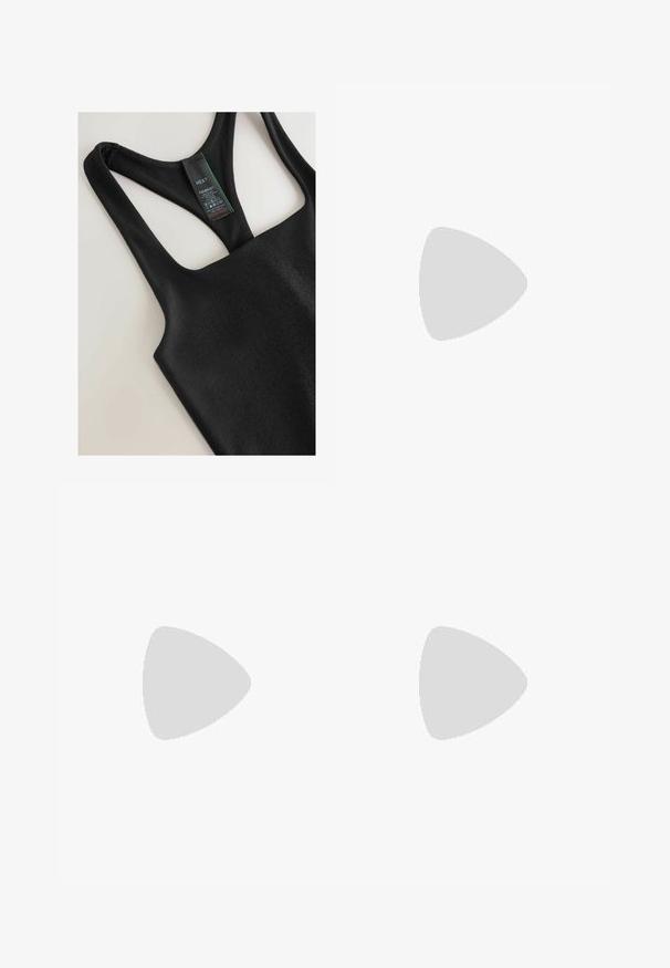 Fekete ujjatlan felső, sima anyagból készült, kerek nyakkivágással, széles pántokkal, és egy ápolási címkével, ami tartalmazza a termék információit.; Kék szövetből készült, virágmintás, réteges szoknya, fodrokkal és rugalmas derékkal. Színek: narancs, sárga és fekete részletek.; Fekete sportcipő hálós felsőrésszel, szürke részletekkel és textúrázott középtalppal. Kiugró logóval és fűzős kialakítással rendelkezik. Gumitalpa a tapadás érdekében.; Fekete vászon sporttáska sima anyagból, dupla cipzáras rekeszekkel, párnázott füllel és nagy fehér Nike logóval az elején.