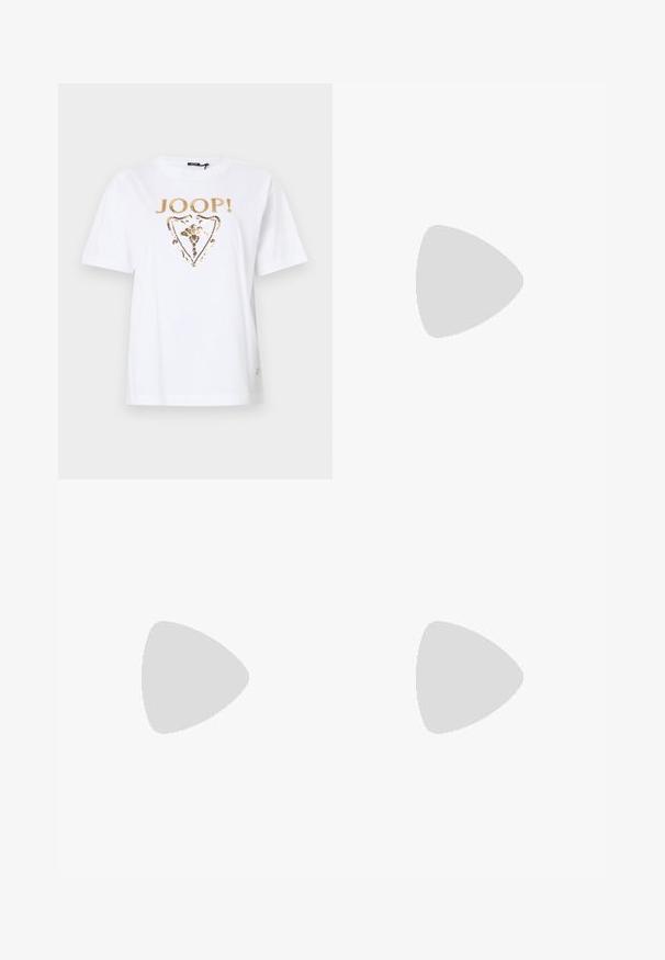 Weißes Baumwoll-T-Shirt mit einem goldenen Pailletten-Logo und floralem Design in Form eines Schildes auf der Vorderseite. Kurzärmlig und mit rundem Ausschnitt.; Weite blaue Jeans aus Denim, mit einem Knopfverschluss und fünf Knöpfen auf der linken Seite, die ein sanftes Verblassen an den Beinen aufweisen.; Schwarze lackleder Slingback-High-Heels mit spitz zulaufender Zehenpartie, verstellbarem Riemen und klobigem rechteckigem Absatz.; Schwarze Tragetasche aus strukturiertem synthetischem Material, mit zwei Griffen, einem goldenen Logo-Schild und einem kleinen Anhänger mit Akzentdetail.