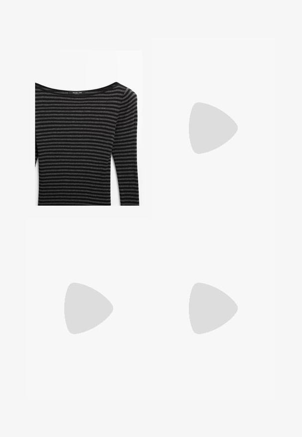 Svart och grårandig tröja med ribbat mönster, featuring en bred halsringning och långa ärmar. Etikett: Massimo Dutti.; Grårandig kjol med asymmetrisk fåll. Tillverkad av mjukt tyg, med en åtsittande midja och flödande drapering.; Svart konstläder ankelboot med en slouchy skaft, en tjock klack och två metalliska spännen på sidan för detalj.; Svart läderhandväska med flätade handtag, texturerad yta, dragkedjeförsedd framficka och dekorativa fransdetaljer. Kompakt och strukturerad form.