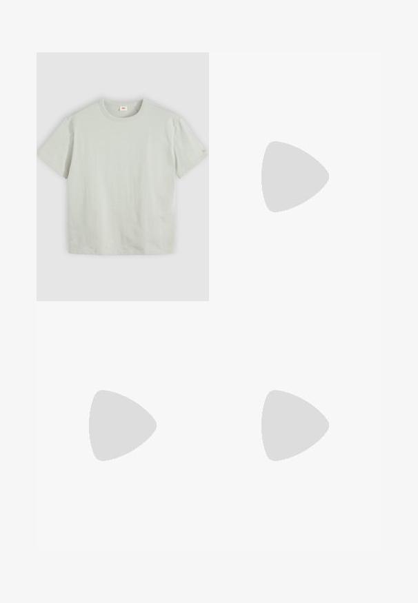 Camiseta cinza-claro de manga curta com decote redondo, feita de um tecido macio. Apresenta um pequeno logótipo na manga esquerda.; Calças ajustadas cinza-escuras com pregas frontais, passantes para cinto e fecho frontal oculto, exibidas contra um fundo branco.; Sapatilhas em creme e lavanda com três riscas e uma sola castanha texturizada, apresentando atacadores e um calcanhar almofadado. Parte superior em tecido suave.; Bolsa tote de couro castanho com uma textura suave, design de abertura superior e duas alças para o ombro. Apresenta costura mínima e sem hardware visível.