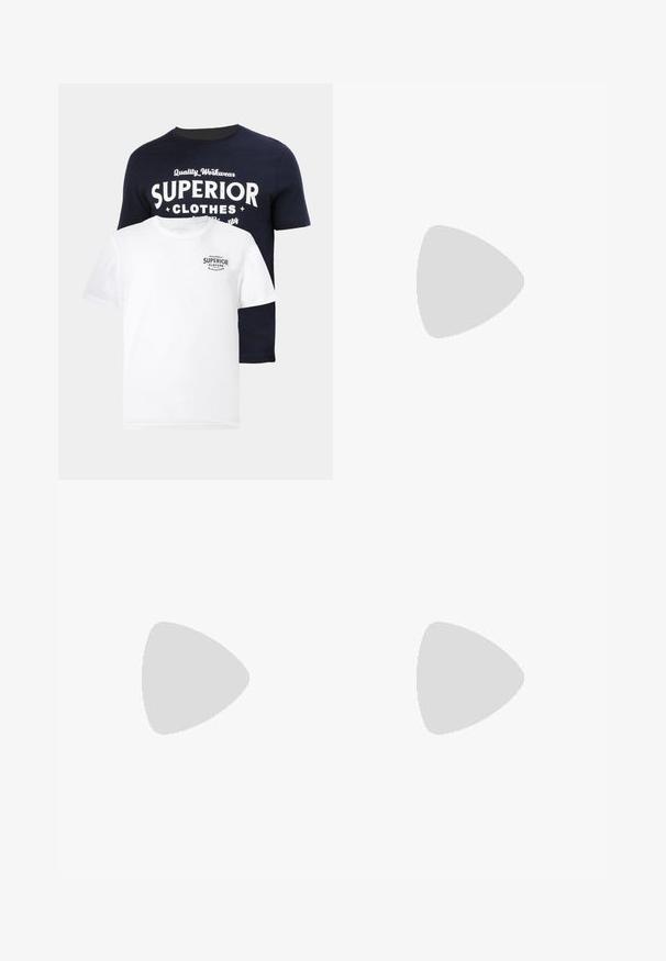 Dvě trička: jedno námořnické modré s bílým grafickým textem "SUPERIOR CLOTHES" a jedno bílé s menším námořnickým logem. Obě jsou z bavlny, s kulatým výstřihem.; Béžové kalhoty na míru z hladké, texturované látky. Rovný střih s pasem a bez viditelných ozdob nebo kapes.; Černé kožené kotníkové boty s kulatou špičkou a elastickými bočními panely, nošené s tmavými džíny, vystihující hladkou strukturu a elegantní design.; Stříbrné analogové hodinky s osmiúhelníkovým pouzdrem, šedým ciferníkem, stříbrnými indexy a nerezovým ocelovým náramkem. Minimalistický design s hladkou texturou.