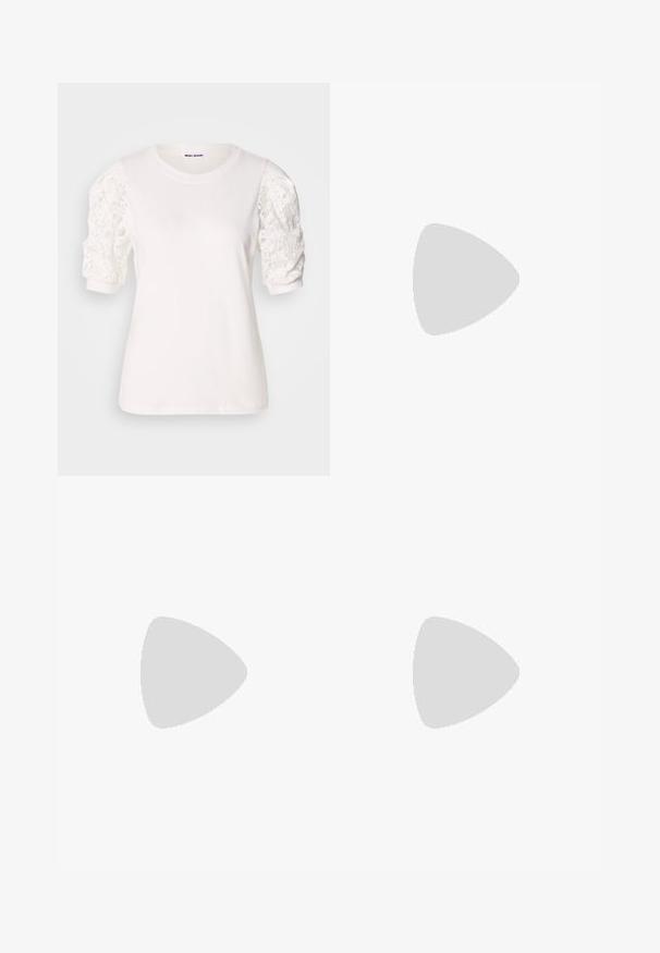 Witte t-shirt met korte, opgeblazen mouwen van kant. Ronde halslijn, zachte textuur en een iets losse pasvorm. Merkenlabel zichtbaar aan de binnenkant.; Lichtgele, paillettenbroek met een wijde pijp, voorzien van een zachte textuur en een discrete ritssluiting aan de achterkant.; Beige slipper met een brede band die een gestikt logo heeft. Platte zool en een gladde textuur, ontworpen voor casual gebruik.; Lichtroze leren handtas met een gebogen klep, gouden hardware en een afneembare schouderriem met een kettingaccent. Gladde oppervlakte en nauwkeurige stiksels.