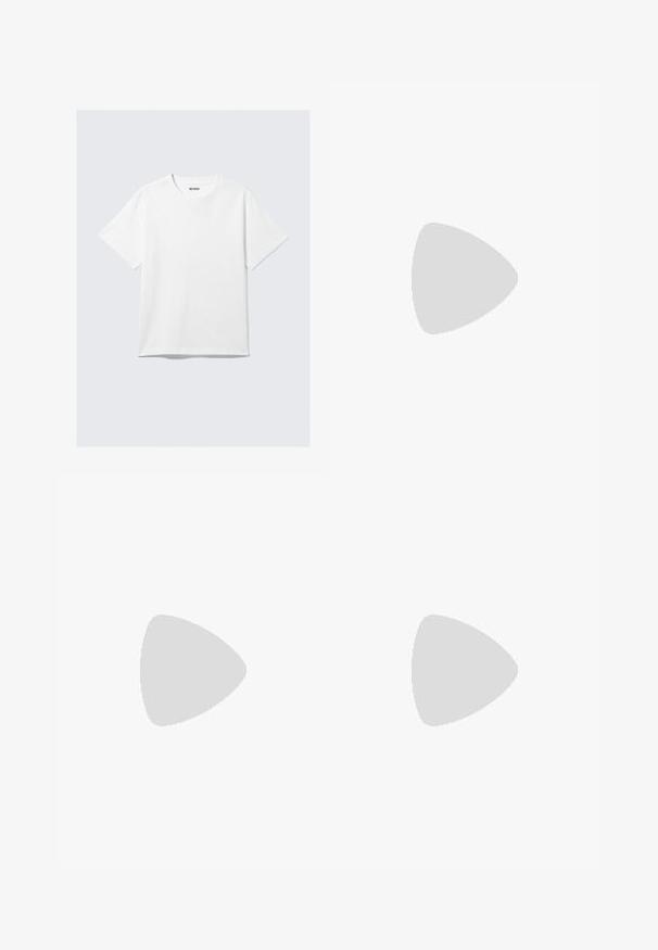 Witte katoenen T-shirt met ronde hals en korte mouwen. Rechte zoom zonder patronen of accenten, wat zorgt voor een eenvoudig ontwerp.; Brede denim jeans in medium blauw, met een knoopsluiting, voorzakken en lichte vervaging. Schone zoom met een rechte snit.; Zwarte leren loafers met een gladde afwerking, ronde neus, lage hak en zijspleten voor gemakkelijk aan- en uittrekken. Voorzien van een subtiele logo-detail aan de voorkant.; Zwarte plastic zonnebril met groene lenzen, vierkante montuur, zilveren accent op de wenkbrauw en een gestructureerde tempel. Merken vermeld op de binnenkant van de arm.; Set van vijf metalen ringen in verschillende breedtes. De ringen hebben een gladde, gepolijste oppervlakte en een constante zilveren kleur.