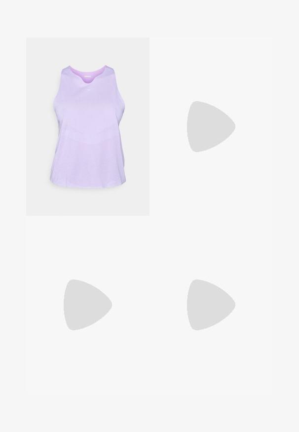 Ljuslila sporttop med en texturerad meshdesign, rundad halsringning och ärmlös skärning, med subtila accenter och ventilationshål.; Shorts med svart elastiskt midjeband och kropp i mauve. Tillverkade av lätt tyg, med sidoklipp för att underlätta rörelse och en logotypdetalj.; Vita sportskor med en nätövre, förstärkt tå, tjockdämpande sula och texturerat mönster för grepp.; Klara skyddsglasögon med en lätt, transparent ram och grå detaljer. Har en omslutande design och justerbar näsbrygga.