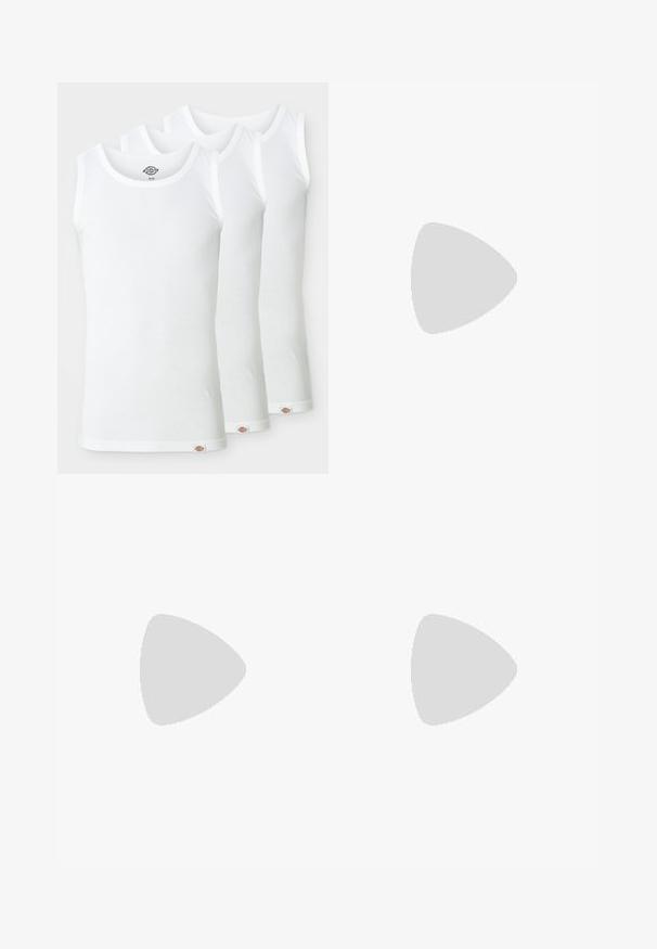 Drie witte tanktops van ribgebreide katoen. Elke top heeft een ronde halslijn en een klein logo-label aan de zoom. Klassiek, eenvoudig design.; Witte button-up shirt met lange mouwen en dunne verticale rode strepen, voorzien van een borstzak met een klein rood en blauw logo.; Bruine, op maat gemaakte broeken met een gladde textuur, voorzien van een recht model, plooien aan de voorkant en een standaard tailleband.; Zwarte sneakers van suede en leer, met een blauw logo en een bruine rubberen zool. Gepaard met grijze sokken en corduroy broek.; Gelaagde ketting met zilveren kettingen en parelmoer kralen, versierd met bedels, waaronder sleutels en een vierkante hanger. Gladde textuur met een glanzende afwerking.