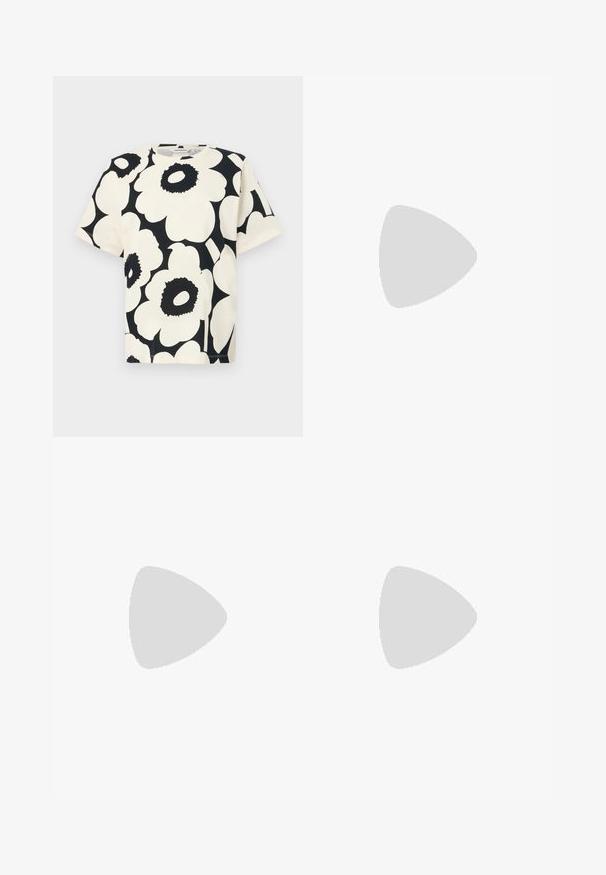 Kurzärmliges T-Shirt in Creme mit großem schwarzen Blumenmuster, rundem Ausschnitt und lässiger Passform, aus weichem Baumwollmaterial gefertigt.; Faltrock mit einem floralem Schwarz-Weiß-Muster, der oben hell ist mit Blumen und einem schwarzen, einfarbigen Saum unten.; Schwarze spitz zulaufende High Heels mit glänzender Oberfläche und subtilem Texturmuster. Verfügt über einen moderaten Absatz und ein offenes Schlüpfen-Design.; Schwarze Leder-Tote-Tasche mit einem quadratischen Griff, ausgestattet mit einer strukturierten Oberfläche und geprägtem Logo. Inklusive abnehmbarem Tragegurt.