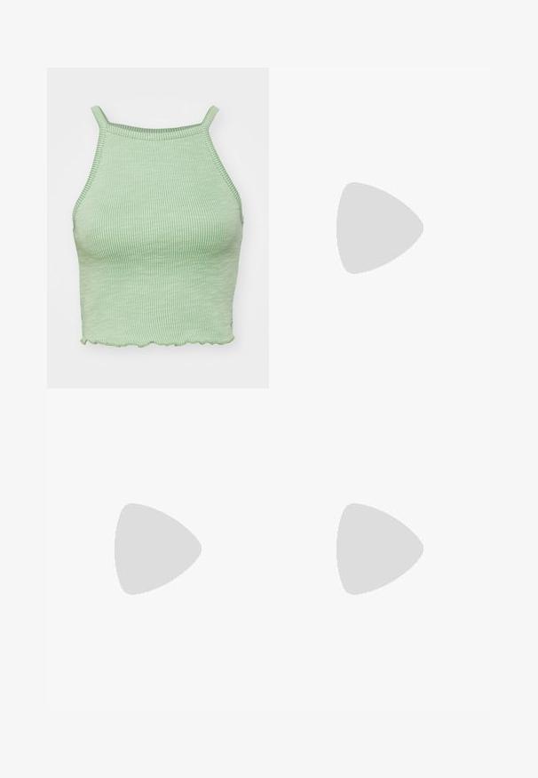 Grünes geripptes Crop-Top mit dünnen Trägern, das einen welligen Saum und einen strukturierten Stoff aufweist. Keine auffälligen Beschläge oder Muster.; Gelbe weit geschnittene Hose aus strukturiertem Stoff mit einem elastischen Bund. Besitzt ein häkelartiges Detail am Saum.; Beige und weiße Sneaker mit einer glatten Leder- und Wildlederoberfläche, ausgestattet mit einer gepolsterten Zunge, einer Schnürung und einer sichtbaren Luftpolsterung.; Schwarze geflochtene Schultertasche mit einem glatten Ledertragegurt und Reißverschluss. Verfügt über eine strukturierte Oberfläche und eine gebogene Form.