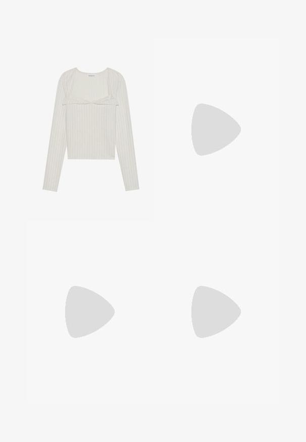 Camisola de manga comprida em bege claro com uma textura canelada. Apresenta um acabamento em renda e um design cropped, com um decote redondo e mangas justas.; Calções de bicicleta bege feitos de um tecido elástico. Comprimento até à coxa, com uma cinta suave. Sem padrões ou acentos visíveis.; Bota de camurça preta até ao joelho com tacão baixo e bico pontiagudo, apresentada em vista lateral sobre um fundo cinza claro liso.; Bolsa de mão em couro preto com uma forma única em leque, apresentando alças planas. A superfície tem uma textura pebble e um design minimalista.