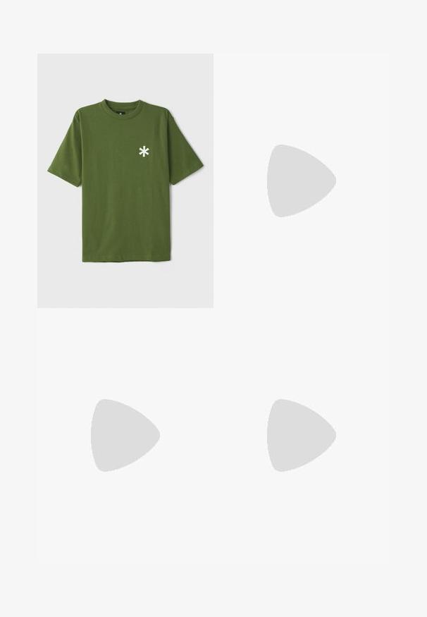 Olivgrünes Baumwoll-T-Shirt mit Rundhalsausschnitt und kurzen Ärmeln. Mit einem kleinen weißen Sternchen-Logo auf der linken Brust.; Beige Cargo-Hosen mit weitem Bein, tailliertem Bund, zwei seitlichen Taschen und Kniepatches. Glatte Textur mit verstärkten Nähdetails.; Sneaker mit einem Design in Beige, Hellblau und Schwarz, gefertigt aus synthetischen Materialien mit einer strukturierten Oberfläche und einer dicken, blauen Gummisohle.; Schwarzer Rucksack mit einem dreieckigen Logo, 26L Volumen, Reißverschlussverschluss, strukturiertem Unterteil und kontrastierenden roten Akzenten für zusätzliche Details.