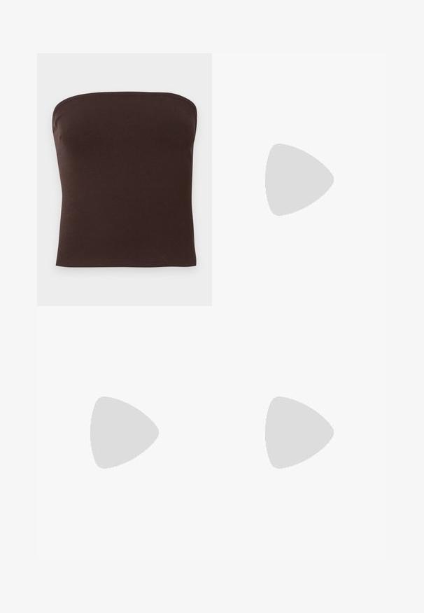 Top marron sans bretelles en tissu côtelé. Texture lisse avec une coupe ajustée et des bords nets. Pas de logos ou de motifs visibles.; shorts en tricot beige avec des rayures marron et noires ; présentent une texture côtelée et une taille élastique jaune.; Sandales à talons beiges avec un talon bloc, un design entrecroisé et une bride de cheville réglable, fabriquées en matériau synthétique lisse avec une finition mate.; Sac hobo en cuir marron avec une silhouette courbée, une bandoulière plate et un accent en métal doré à l'avant. Texture lisse.