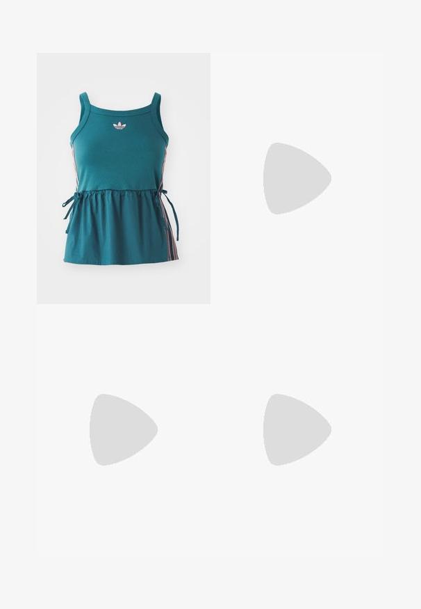 Top sin mangas de color verde azulado con cintura fruncida, rayas laterales rosas y logotipo bordado. Fabricado con material suave, de corte relajado y con detalles de lazo.; Pantalones verdes ajustados con talle alto, pierna ancha, cierre de un botón y textura suave, con pliegues delanteros y sin bolsillos.; Zapatillas deportivas de ante verde con franjas de cuero blanco, suela de goma, cuello acolchado y diseño minimalista. Cuenta con la marca en el lateral.; Bolso tote tejido de cuero negro con una forma relajada y una amplia correa para el hombro. Presenta un diseño texturizado entrelazado con un acabado suave.