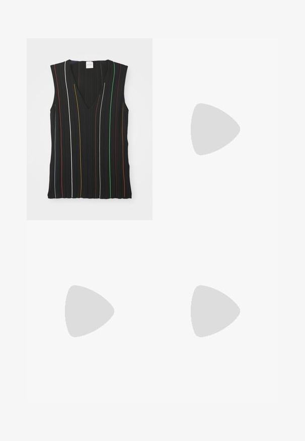 Top negru fără mâneci, cu decolteu în V, având dungi verticale în roșu, alb, albastru, galben, verde și maro; textură ribbată.; Fustă plisată neagră cu dungi verticale în galben, portocaliu, roșu, verde și alb. Dispune de un brâu ajustat și un tiv ușor asimetric.; Loeffler Randall KAYLA - Espadrile - natural; Ochelari de soare mari, pătrați, cu un cadru din tortois și lentile roz cu un gradient. Prezintă un accent cu logo de aur pe sprânceană.