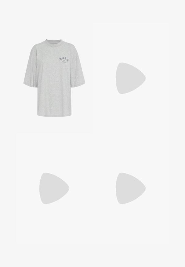 Grå oversized t-shirt lavet af bomuld, med rund hals, korte ærmer og et trykt logo i marineblå, der læser "BALL THE JEANS".; Sort satin nederdel med en glat tekstur, A-formet silhuet og midtlængde design. Har en sømløs talje og et flydende fald.; Sorte flip-flop med en tekstureret gummisål, to slanke stropper og et subtilt, præget logodetalje på stroppen.; Selsjal i cremefarve med en marineblå kant, der har jævnt fordelte marineblå prikker, som danner et mønster. Signatur trykt i hjørnet.; Brun ruskinds håndtaske med en struktureret form, sølvfarvet logo hardware, kort håndtag og en aftagelig skulderrem. Glat tekstur, minimalistisk design.