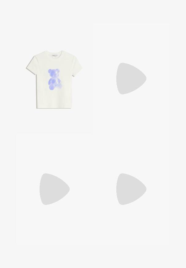 Tricou alb din bumbac, cu un grafic transparent cu un ursuleț de pluș purpuriu pe față, guler rotund, mâneci scurte și o croială relaxată.; Pantaloni largi de culoare crem, cu un model în zigzag, având un brâu cu logo negru și dungi laterale negre. Material ușor, texturat.; Sandale negre plate cu bretele subțiri, o talpă rectangulară și o textură netedă. Caracteristici includ accente cu bretele legate și branding embossat.; Sac alb din material textil cu o formă triangulară, având detalii cu ochiuri și un accent de fundă legată în partea de sus. Textură netedă pe toată suprafața.