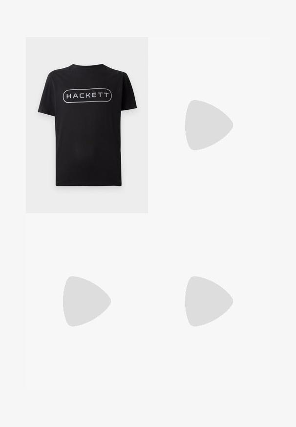 Fekete pamut póló rövid ujjakkal, elöl kiemelkedő szürke "HACKETT" logóval, kerek nyakkivágással és szabványos fitettel.; Világoskék farmernadrág laza szabással, fehér húzózsinóros derékpánttal, a elején jellegzetes szakításokkal, amelyeken cérnával szelektált szélek láthatók.; Fekete bőr bokacsizmák fényes felülettel, nyolc fűzőlyukkal, fekete cipőfűzővel és húzófüllel. Mintás talppal rendelkezik.; Fekete, téglalap alakú napszemüveg sötét lencsékkel, fényes felülettel, széles szárakkal és masszív keret designnal. Az egyik szárra gravírozott márkanevével.