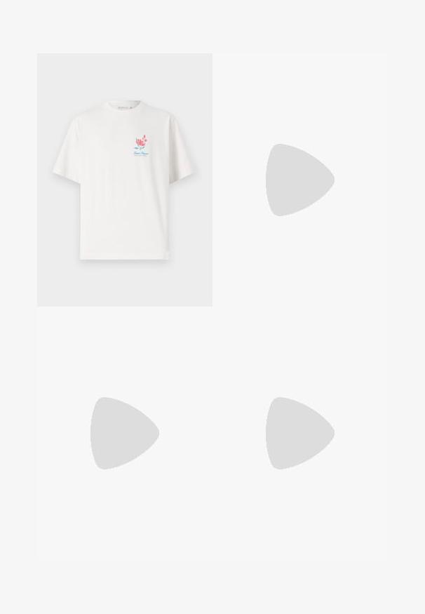 Weißes Baumwoll-T-Shirt mit rundem Halsausschnitt und kurzen Ärmeln, mit einem bunten Blumenmuster und dem Text "Saint Tropez" auf der Brust.; Graue Jeansshorts mit einem leicht abgetragenen Look, einem umgeschlagenen Saum, einem Fünf-Taschen-Design und einem Knopfverschluss. Marke: JACK & JONES.; Braun und blaue Karohosen mit weitem Bein, kombiniert mit weißen Schuhen mit schwarzen Akzenten und strukturierten Sohlen, vor einem grünen Hintergrund.; Weißes Muschelkette, die aus unregelmäßigen Formen besteht, getragen über einem enganliegenden weißen Tanktop. Glatte Textur mit subtiler Schattierung, körpernahe Passform.