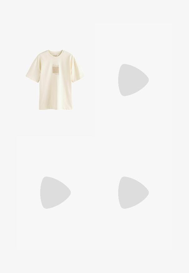 Crème-kleurig t-shirt van zachte katoen, met een minimalistisch grafisch print geïnspireerd door Picasso in een licht gestructureerd ontwerp.; Zwarte op maat gemaakte shorts van lichtgewicht stof, met plooien, een knoopsluiting en rechte zoom. Gladde textuur en geen zichtbare patronen.; Lichtbeige loafers met een spitse neus, glad materiaal, een band over de wreef en een lage bruine zool. Eenvoudig ontwerp met minimale accenten.; Zwarte zonnebril met een rechthoekige vorm, donkere lenzen, zilveren accenten bij de slapen en een matte afwerking op het montuur.